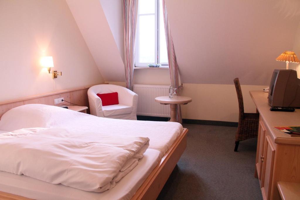 Landgasthof Gut Deutenhof Hotell Bad Abbach Rum bild